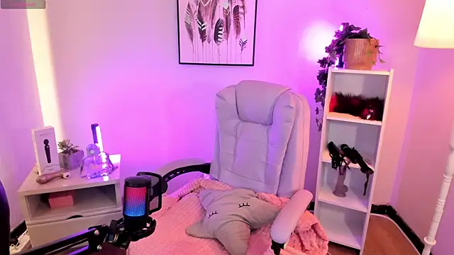 hollie joliie online show from April 2026 12:08:02 PM