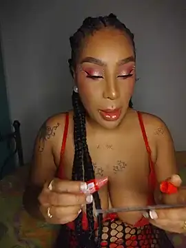Snapshot of Queen_Amara chatting on May 2026 04:20:01 AM Queen Amara online show from May 2026 04:20:01 AM