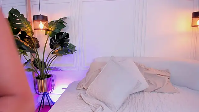 Dafne Hillss online show from October 2025 12:30:01 PM