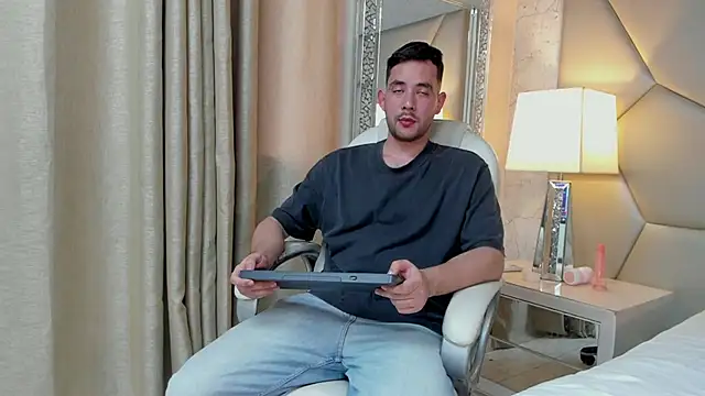 Snapshot of matti_de_lucaa chatting on October 2025 06:05:02 PM matti de lucaa online show from October 2025 06:05:02 PM