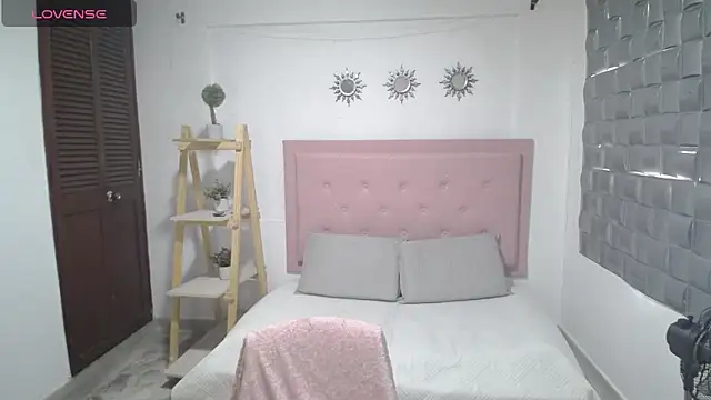 Dulce  Lovee online show from November 2025 05:56:01 PM