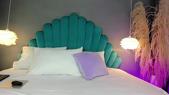 LunaBloomn online show from October 2025 05:02:02 PM