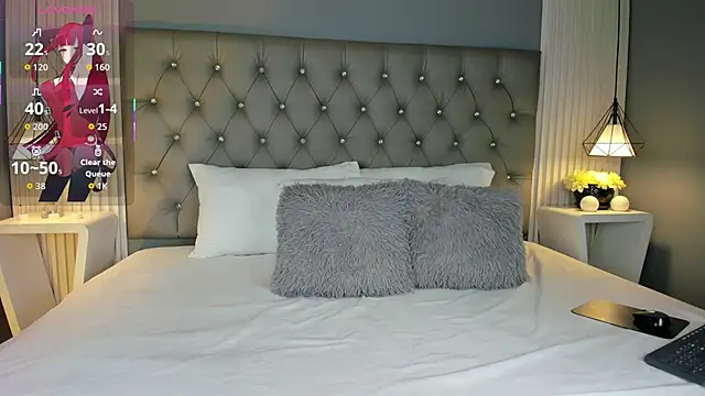 LunaBloomn online show from November 2025 05:09:01 PM