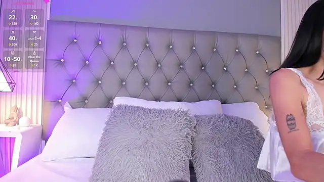 LunaBloomn online show from February 2026 05:08:01 PM