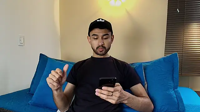 Snapshot of Axel_Moon_S chatting on October 2025 06:52:02 PM Axel Moon S online show from October 2025 06:52:02 PM