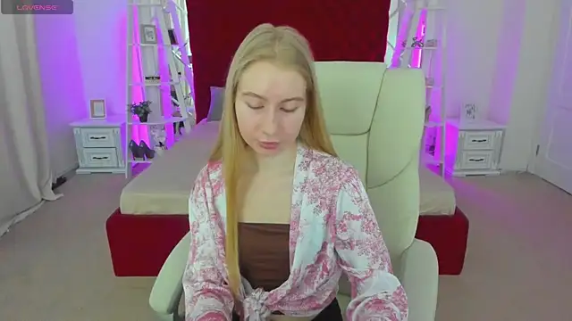 Snapshot of Alina_Blonde chatting on June 2026 05:42:02 AM Alina Blonde online show from June 2026 05:42:02 AM
