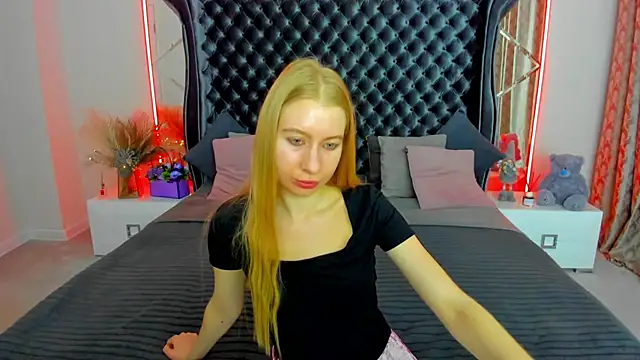 Snapshot of Alina_Blonde chatting on June 2026 05:43:01 AM Alina Blonde online show from June 2026 05:43:01 AM