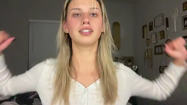 Snapshot of AnnGrayson chatting on November 2025 02:24:02 AM AnnGrayson online show from November 2025 02:24:02 AM