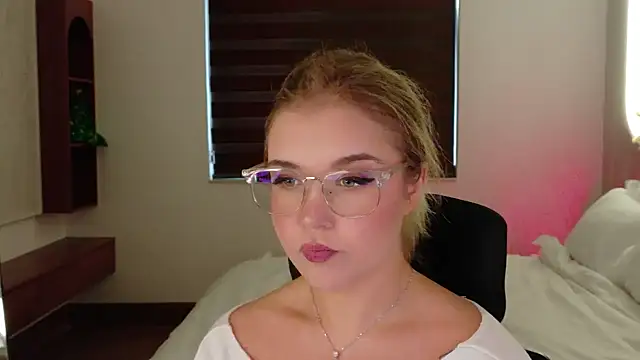 Lilith Bonheur online show from April 2026 11:05:02 PM