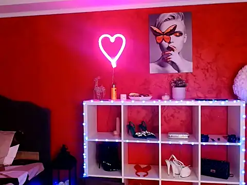 SuzanStacks online show from September 2025 06:17:01 AM