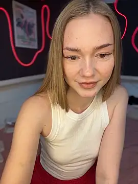 Snapshot of MilaMoone chatting on April 2026 10:25:01 AM MilaMoone online show from April 2026 10:25:01 AM