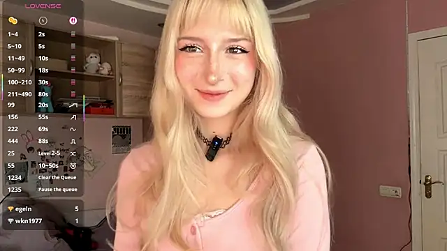 FridaAaberg online show from November 2025 07:42:02 AM