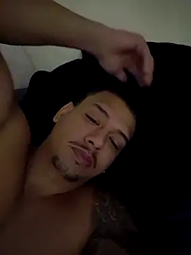 maicon9339 online show from November 2025 02:32:02 AM