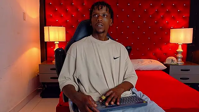 Snapshot of SkylerBigxxx chatting on September 2025 04:03:01 AM SkylerBigxxx online show from September 2025 04:03:01 AM