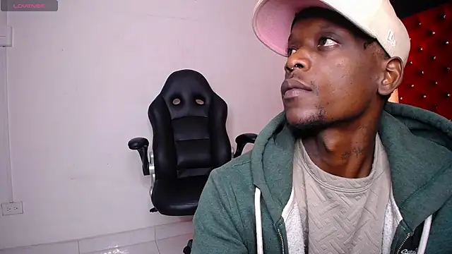 Snapshot of SkylerBigxxx chatting on September 2025 03:54:01 AM SkylerBigxxx online show from September 2025 03:54:01 AM