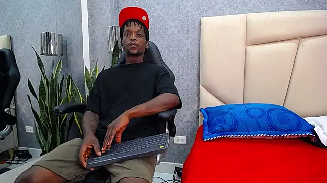 Snapshot of SkylerBigxxx chatting on September 2025 04:28:01 AM SkylerBigxxx online show from September 2025 04:28:01 AM