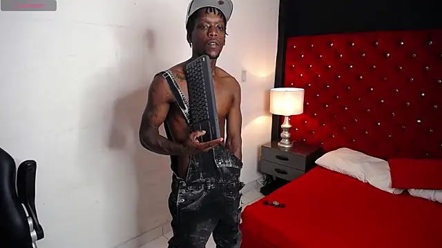 Snapshot of SkylerBigxxx chatting on October 2025 04:43:01 AM SkylerBigxxx online show from October 2025 04:43:01 AM