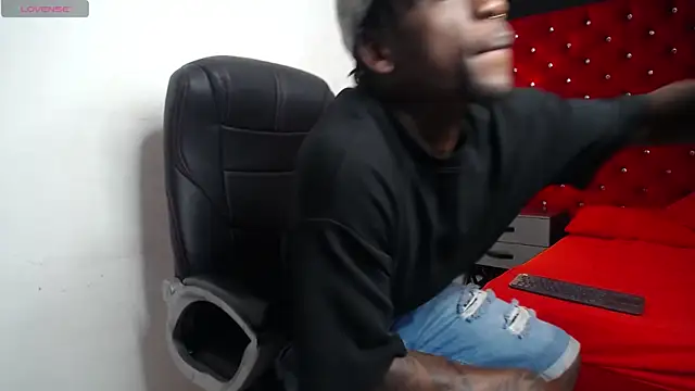 Snapshot of SkylerBigxxx chatting on October 2025 03:51:02 AM SkylerBigxxx online show from October 2025 03:51:02 AM