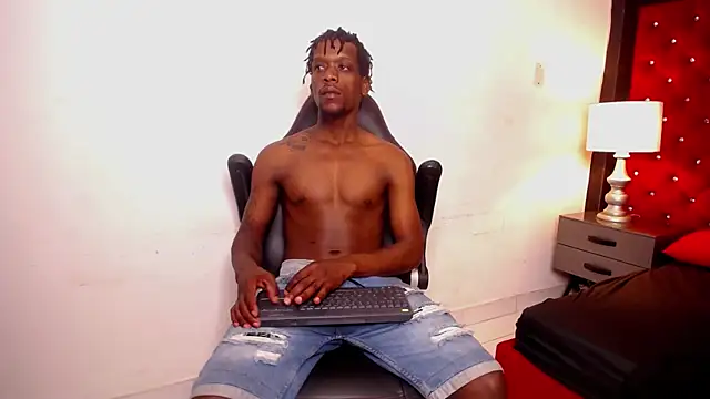 Snapshot of SkylerBigxxx chatting on November 2025 03:39:02 AM SkylerBigxxx online show from November 2025 03:39:02 AM