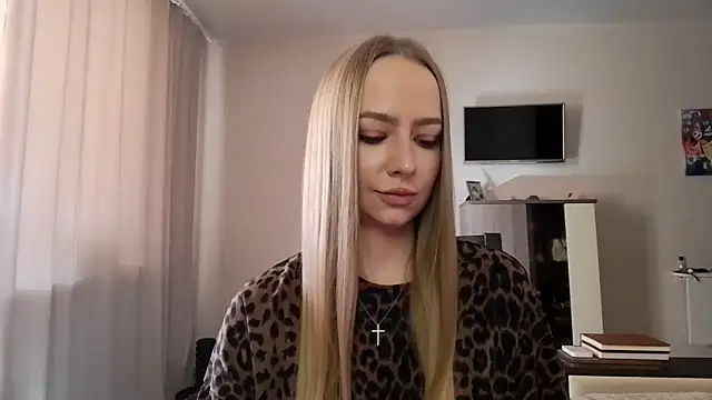 Snapshot of MissOyee chatting on September 2025 12:07:02 PM MissOyee online show from September 2025 12:07:02 PM