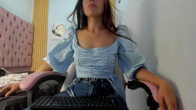 Naomis 35 online show from November 2025 07:37:02 PM