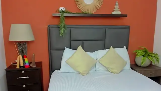 molly lovee  online show from October 2025 12:01:02 PM