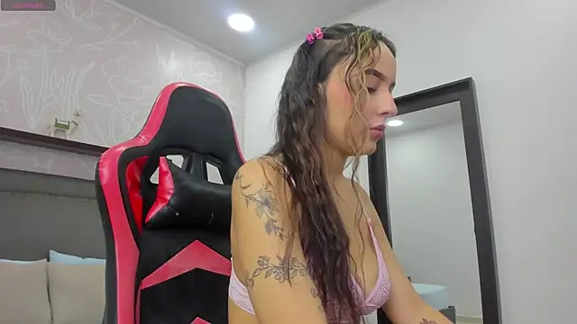 Snapshot of charlotte_rousee chatting on September 2025 12:32:01 PM charlotte rousee online show from September 2025 12:32:01 PM