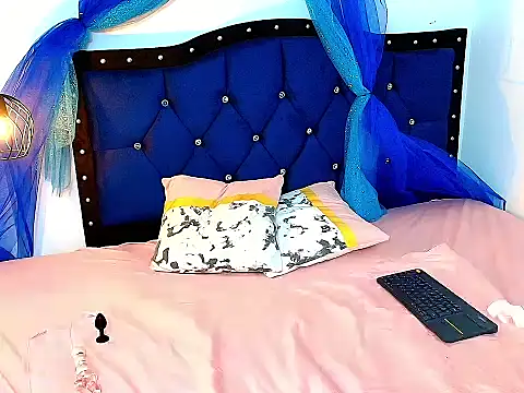 Selenegomezz online show from December 2025 08:04:01 PM