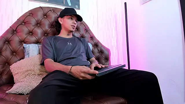 Snapshot of noah_blake0 chatting on October 2025 02:45:01 AM noah blake0 online show from October 2025 02:45:01 AM