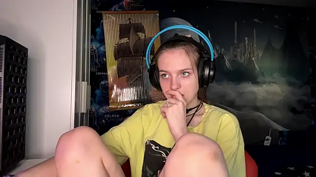 Snapshot of Elira_Breeze chatting on November 2025 12:18:01 PM Elira Breeze online show from November 2025 12:18:01 PM