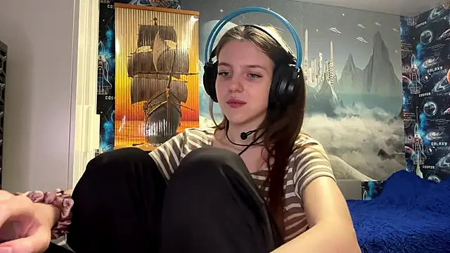 Elira Breeze online show from December 2025 02:58:02 PM