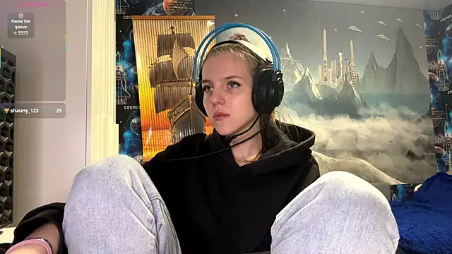 Elira Breeze online show from December 2025 03:51:02 PM