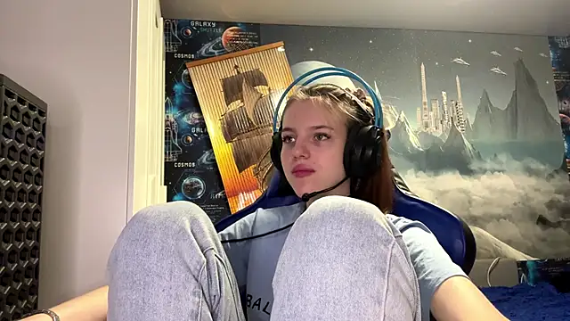 Elira Breeze online show from January 2026 01:36:01 PM