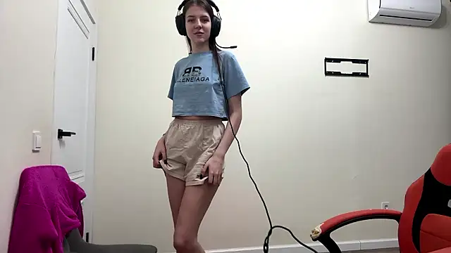 Elira Breeze online show from February 2026 12:37:02 PM