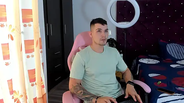 BooyHott  online show from November 2025 06:53:02 PM