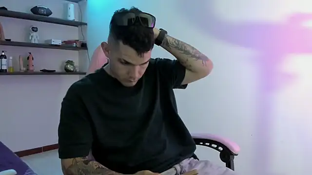 BooyHott  online show from December 2025 07:32:01 PM