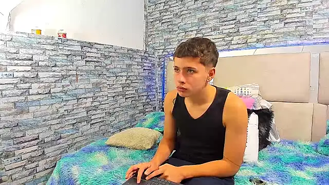 Julian wolf18 online show from October 2025 01:53:02 PM