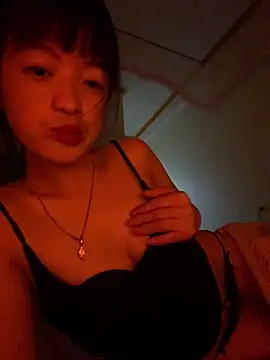 Snapshot of Tramy_xx chatting on May 2026 02:02:01 PM Tramy xx online show from May 2026 02:02:01 PM