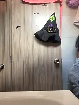 Snapshot of lindaa__ chatting on October 2025 04:18:02 PM lindaa online show from October 2025 04:18:02 PM