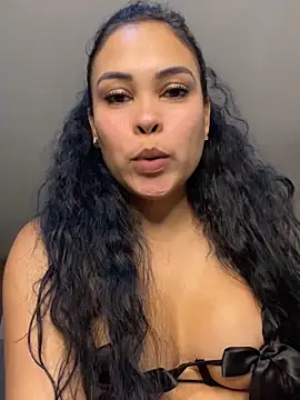 Snapshot of FOX_LATINA chatting on April 2026 03:22:01 AM FOX LATINA online show from April 2026 03:22:01 AM