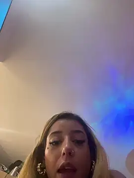 MoniUribe online show from October 2025 04:18:02 AM