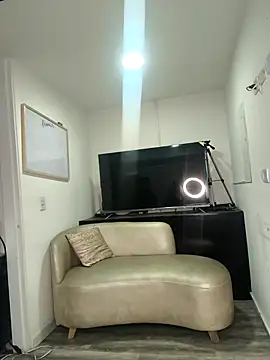 Alisson Stonee online show from April 2026 12:01:01 AM