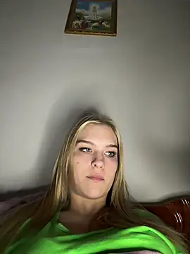 Snapshot of AlinaLiii chatting on May 2026 08:40:02 PM AlinaLiii online show from May 2026 08:40:02 PM
