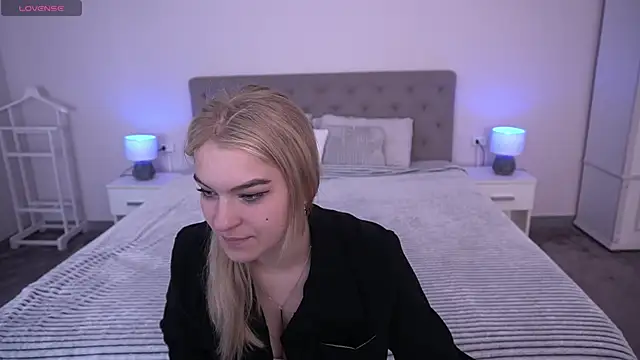 Snapshot of AlinaLiii chatting on June 2026 05:31:02 AM AlinaLiii online show from June 2026 05:31:02 AM