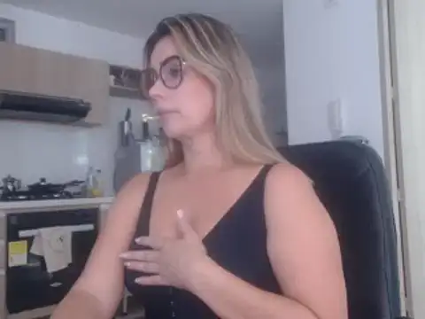 LovePaula online show from March 2025 10:21:02 PM