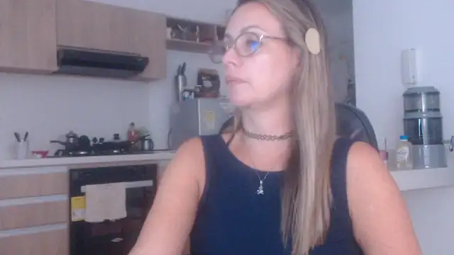 LovePaula online show from October 2025 11:03:02 PM