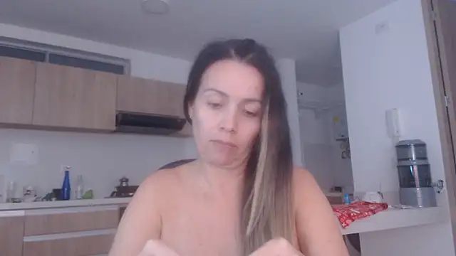 Snapshot of LovePaula chatting on June 2026 03:07:01 AM LovePaula online show from June 2026 03:07:01 AM