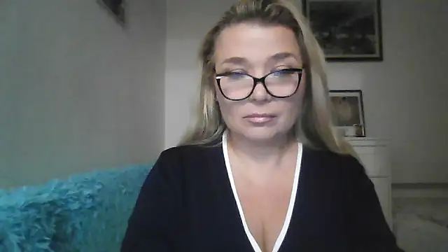 Myrienna online show from October 2025 08:38:02 PM