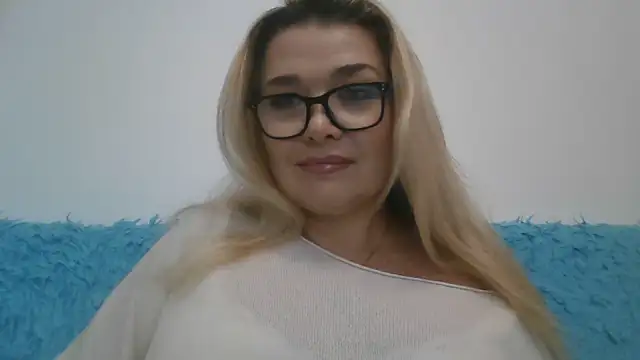 Myrienna online show from October 2025 11:42:01 AM
