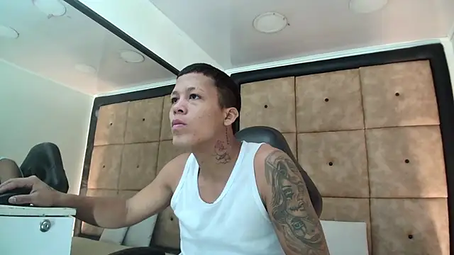 Snapshot of Dave_Smoke chatting on October 2025 03:17:01 AM Dave Smoke online show from October 2025 03:17:01 AM